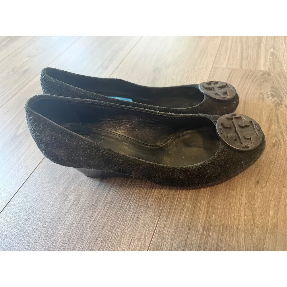 Tory Burch Suede Wedge Flats 8.5 Black Medallion Logo Classic Workwear Office